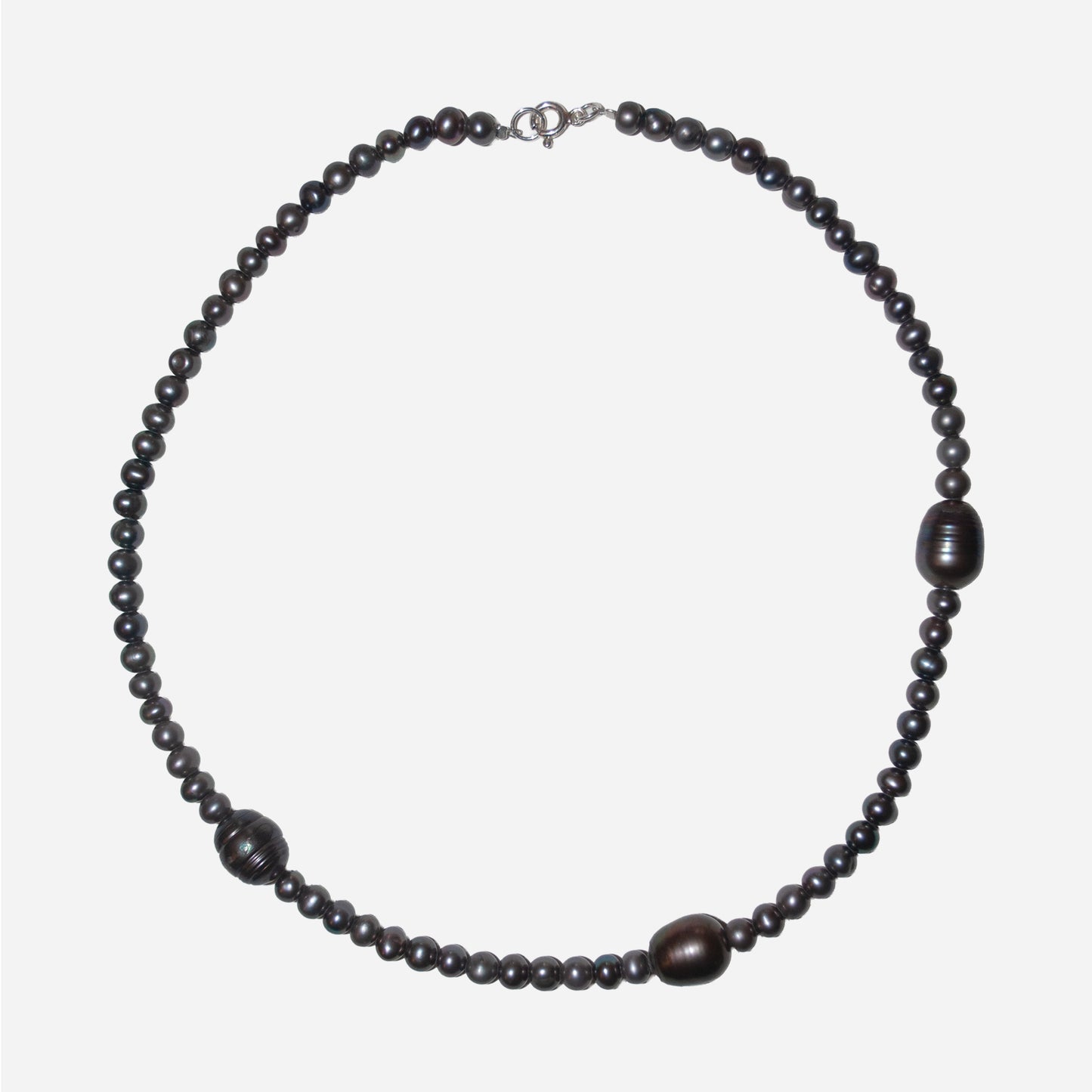 Naszyjnik z metaliczną perłą