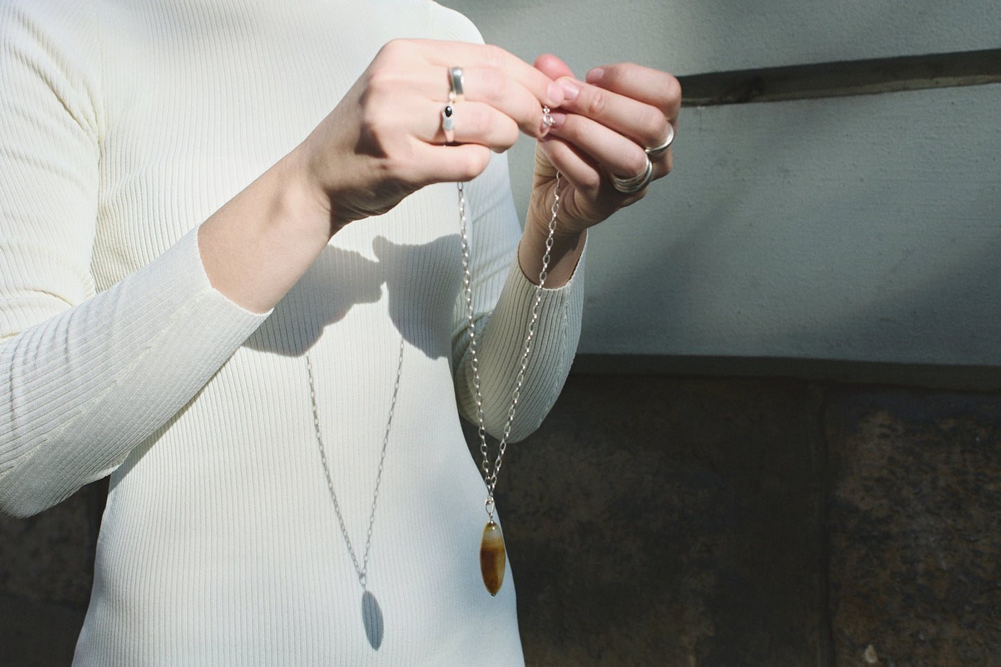 Srebrna zawieszka z zielono-beżowym agatem