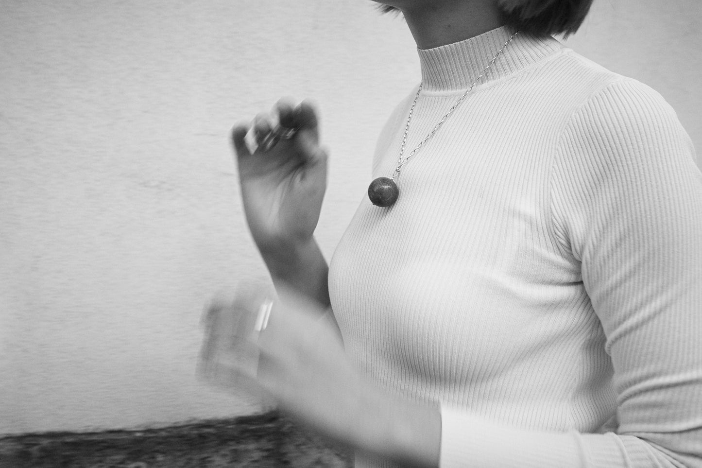 Srebrna zawieszka z koralem kulką