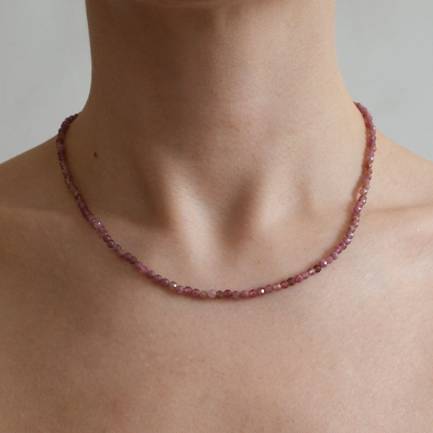 naszyjnik z różowego turmalinu na szyji
