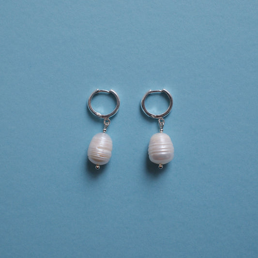 kolczyki z nieregularną perłą z zapięciem typu bigiel