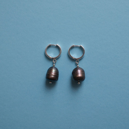 Wiszące kolczyki z metaliczną perłą