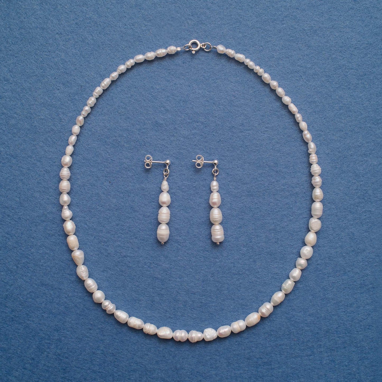 Wiszące kolczyki z drobną perłą