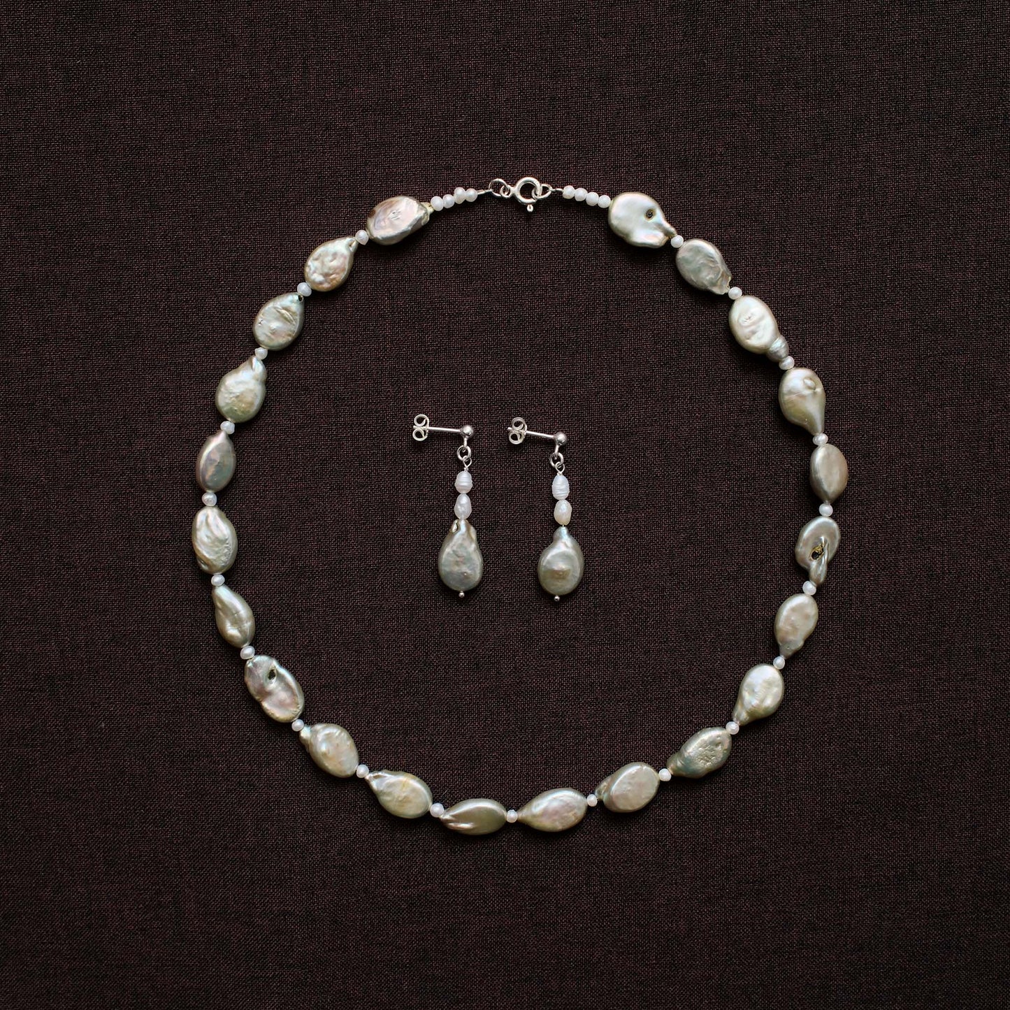 Wiszące kolczyki z metaliczną perłą