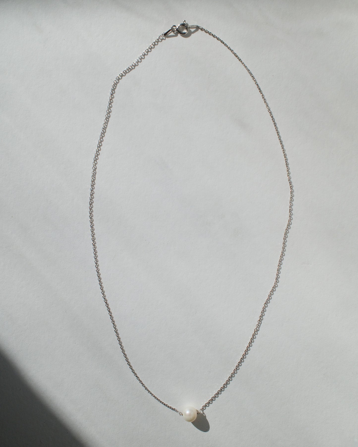 srebrny łańcuszek z perłą