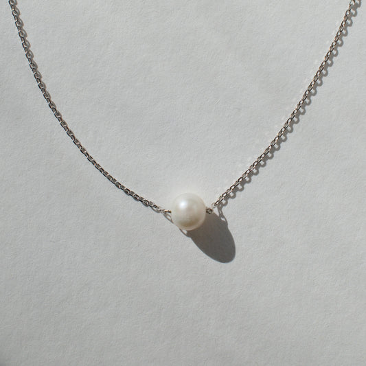 delikatny łańcuszek srebrny typu ankier z perłą