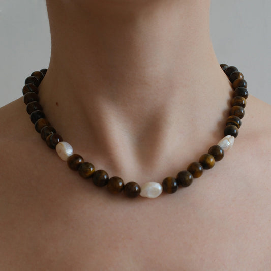 naszyjnik z brązowymi kamieniami i perla