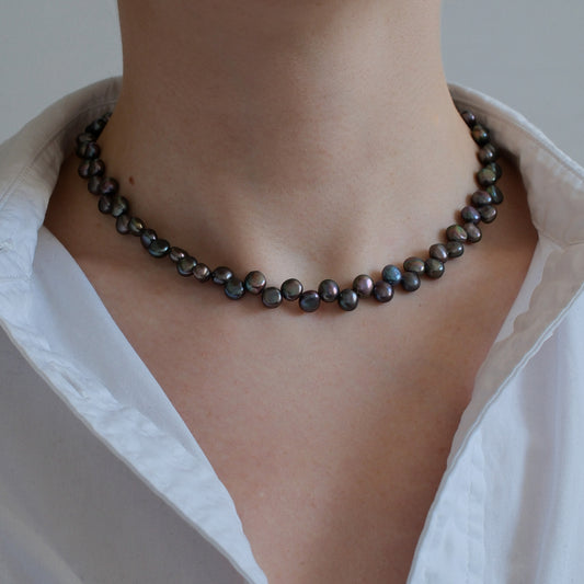 naszyjnik z szarą okrągła perłą