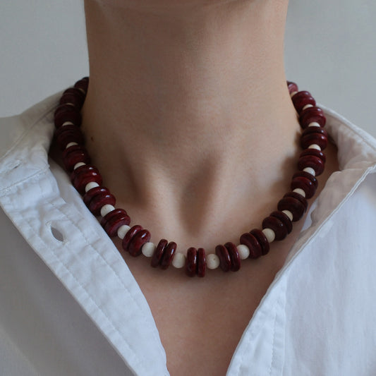 naszyjnik z korala i masy perłowej na modelce