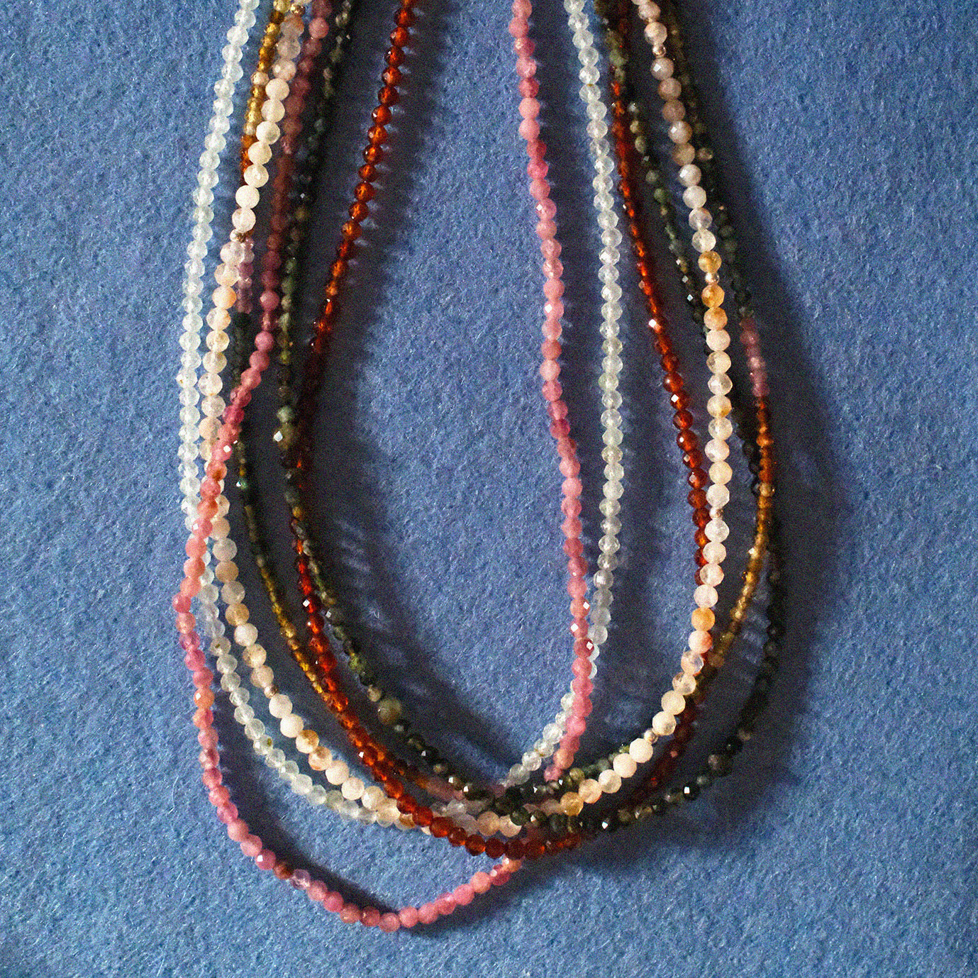 naszyjniki z drobnych kamieni naturalnych