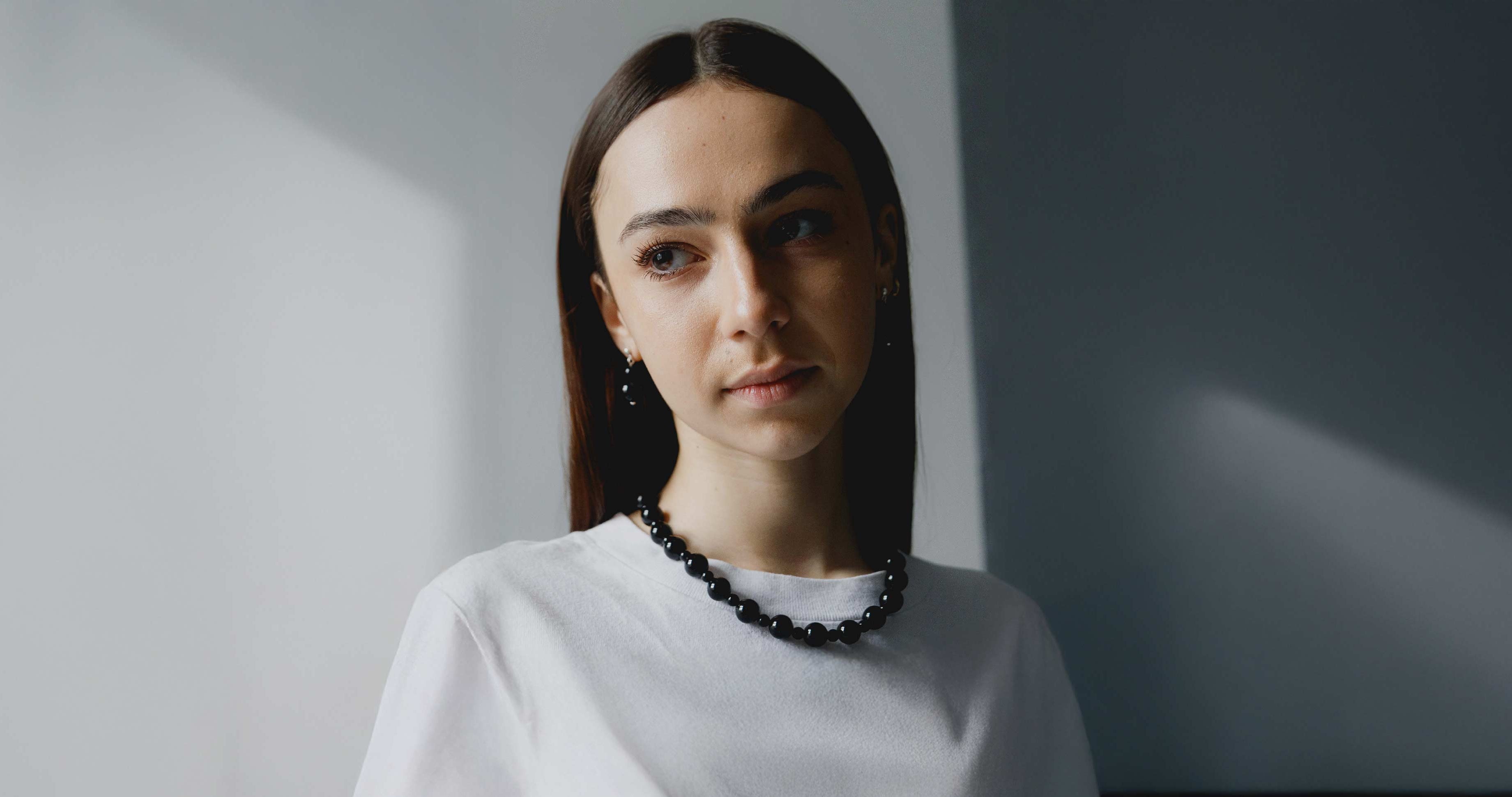 Naszyjnik i kolczyki z kamieniami na modelce