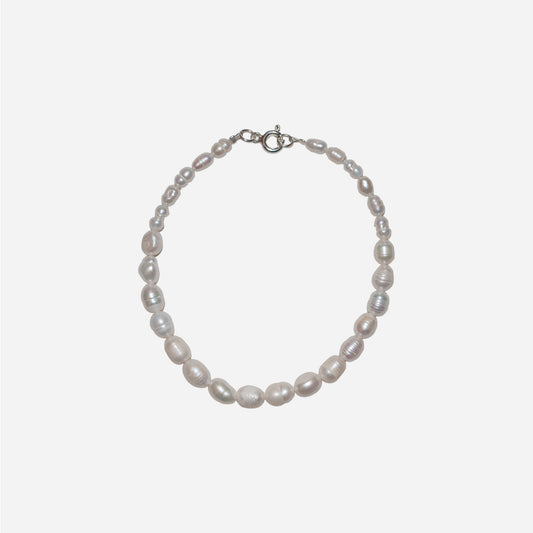 Bransoletka z delikatną perłą