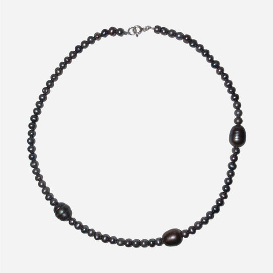 Naszyjnik z metaliczną perłą