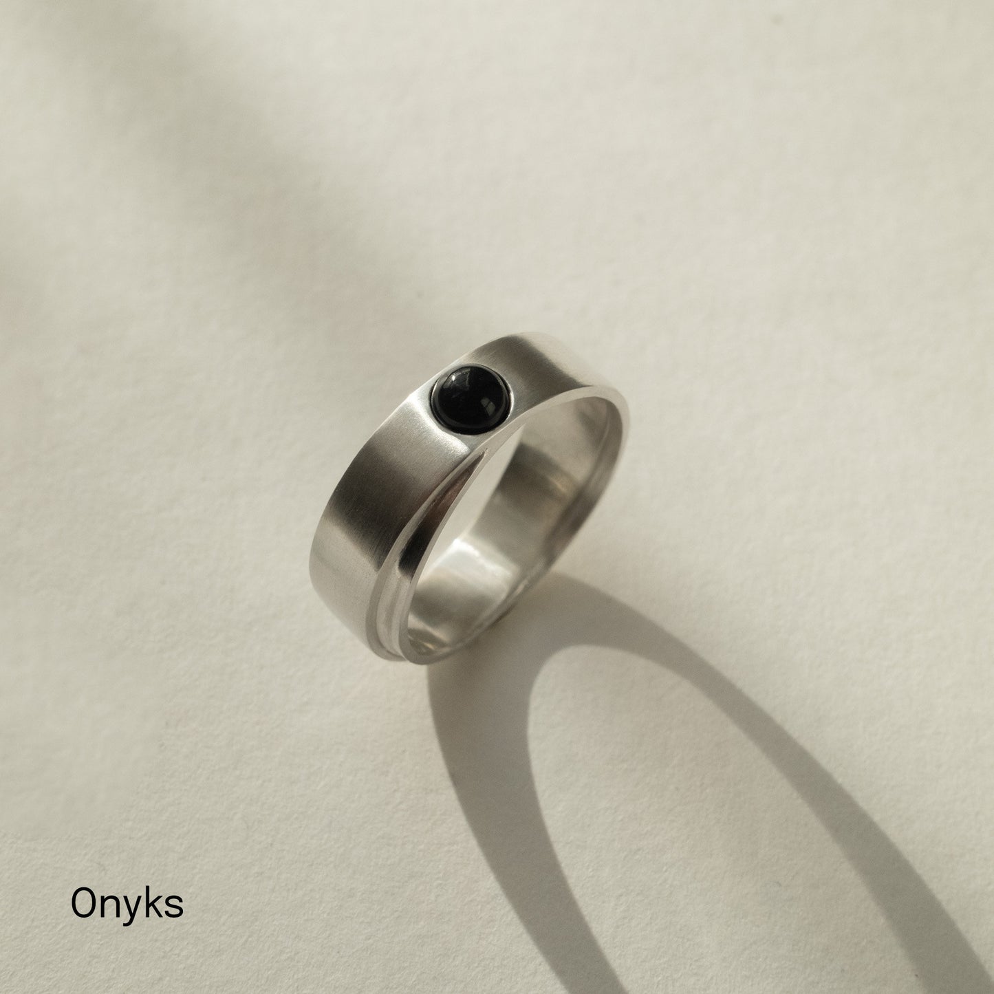 Obrączka srebrna z okrągłym kamieniem