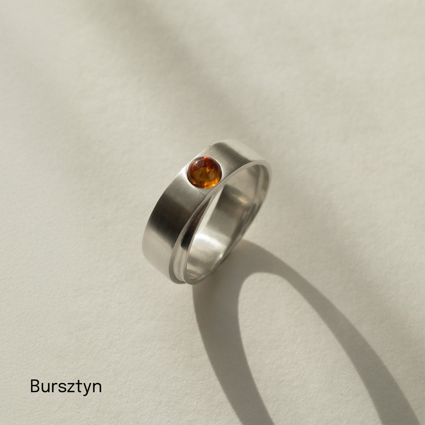 Obrączka srebrna z okrągłym kamieniem