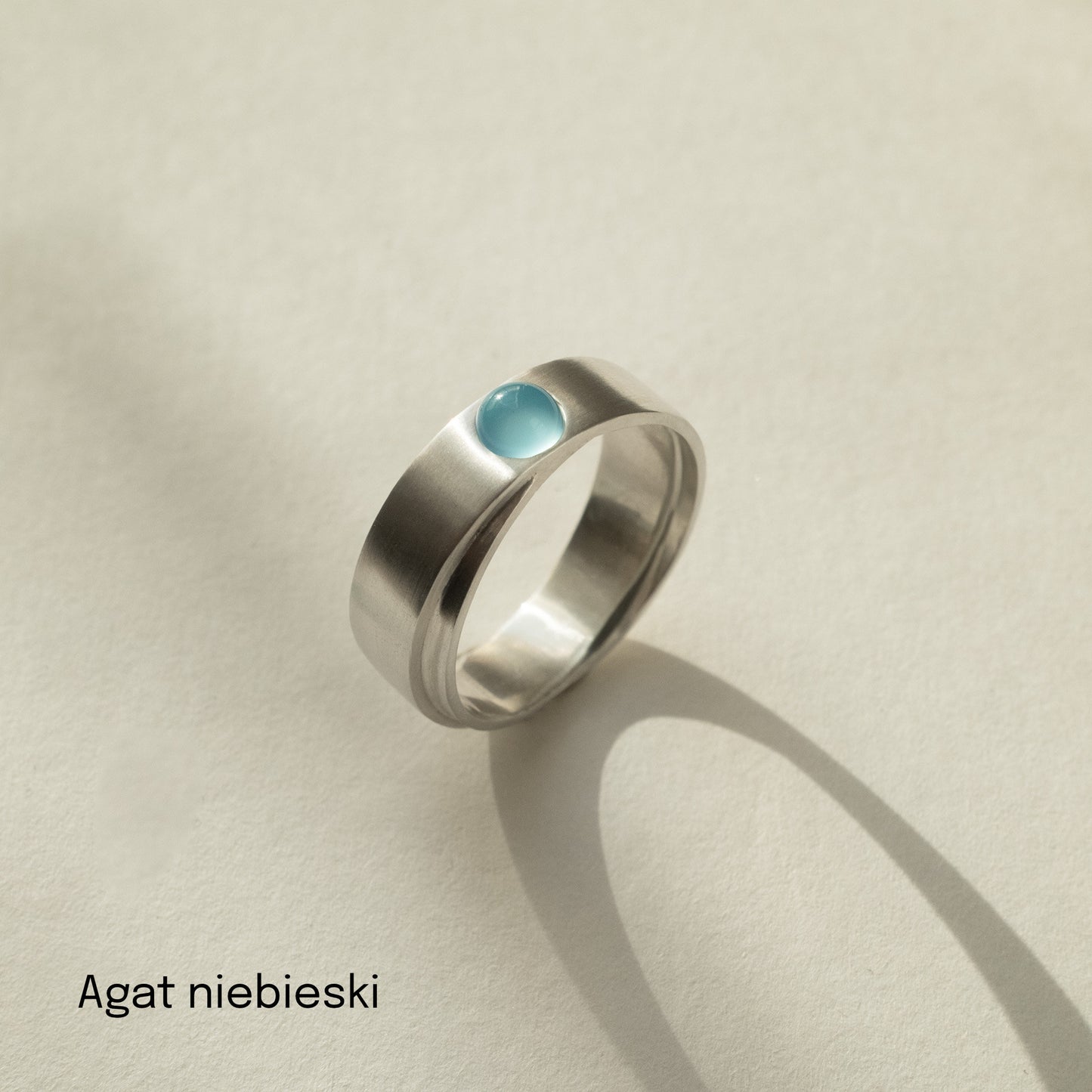 Obrączka srebrna z okrągłym kamieniem