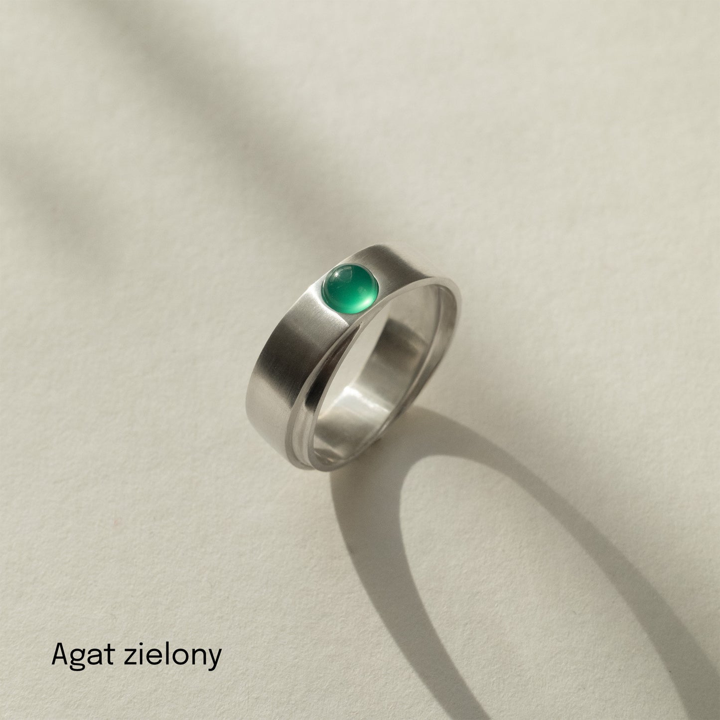 Obrączka srebrna z okrągłym kamieniem