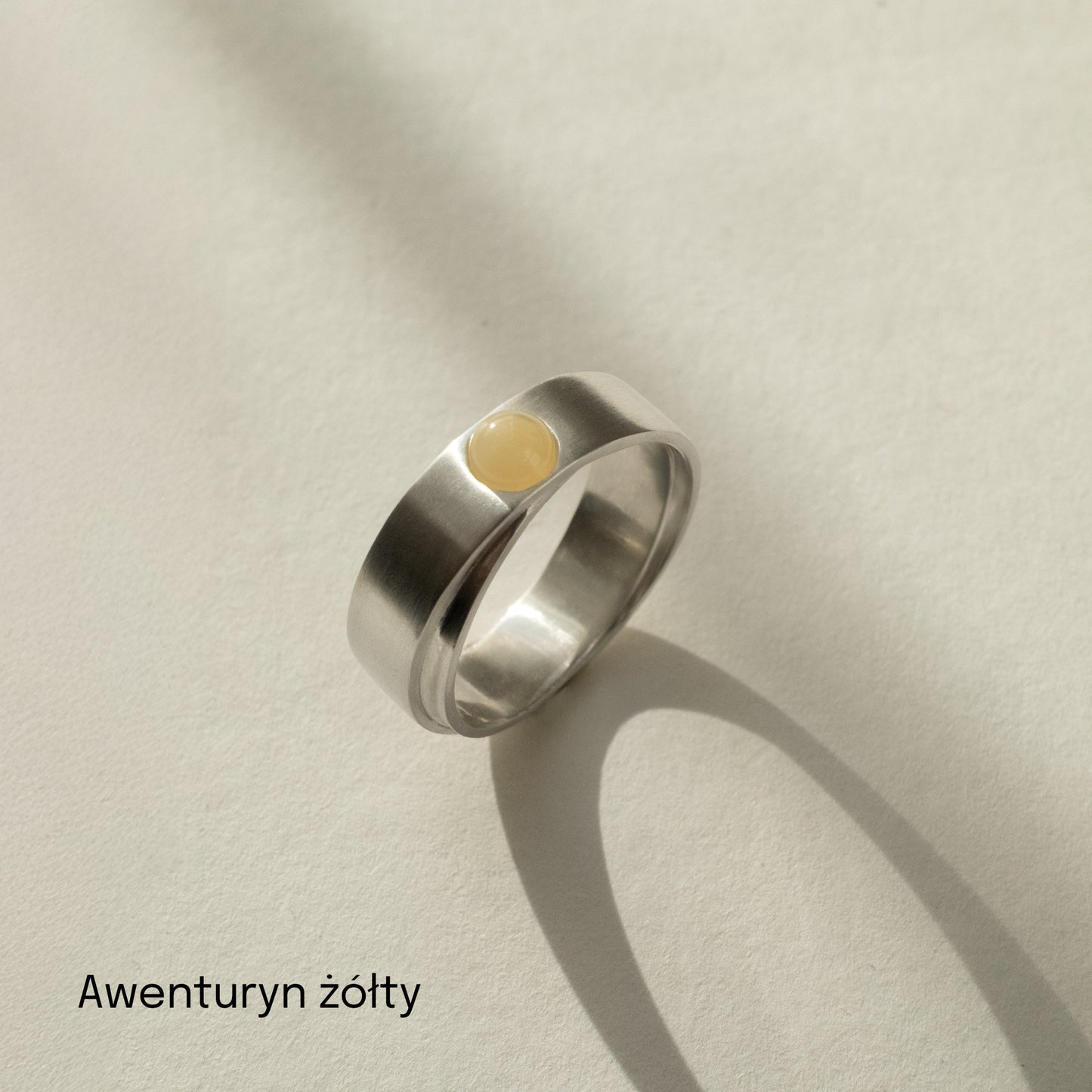 Obrączka srebrna z okrągłym kamieniem