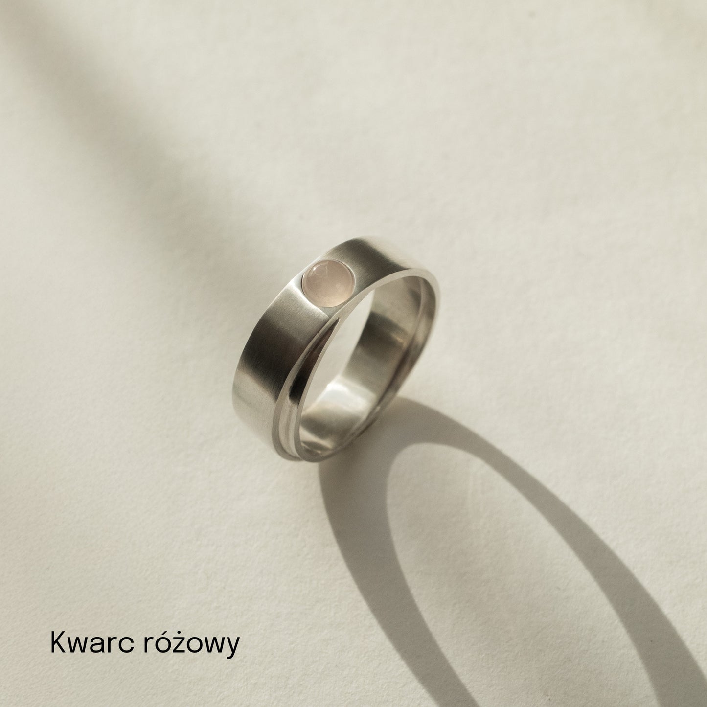 Obrączka srebrna z okrągłym kamieniem