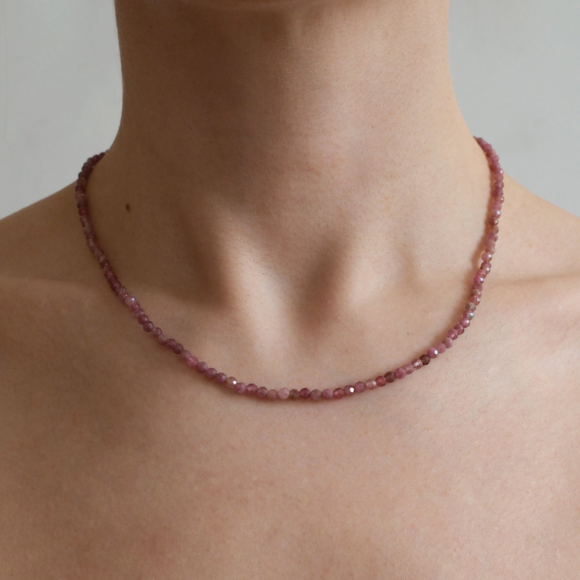 naszyjnik z różowego turmalinu na szyji