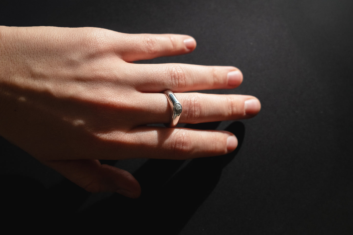 Pierścionek srebrny z surowym diamentem