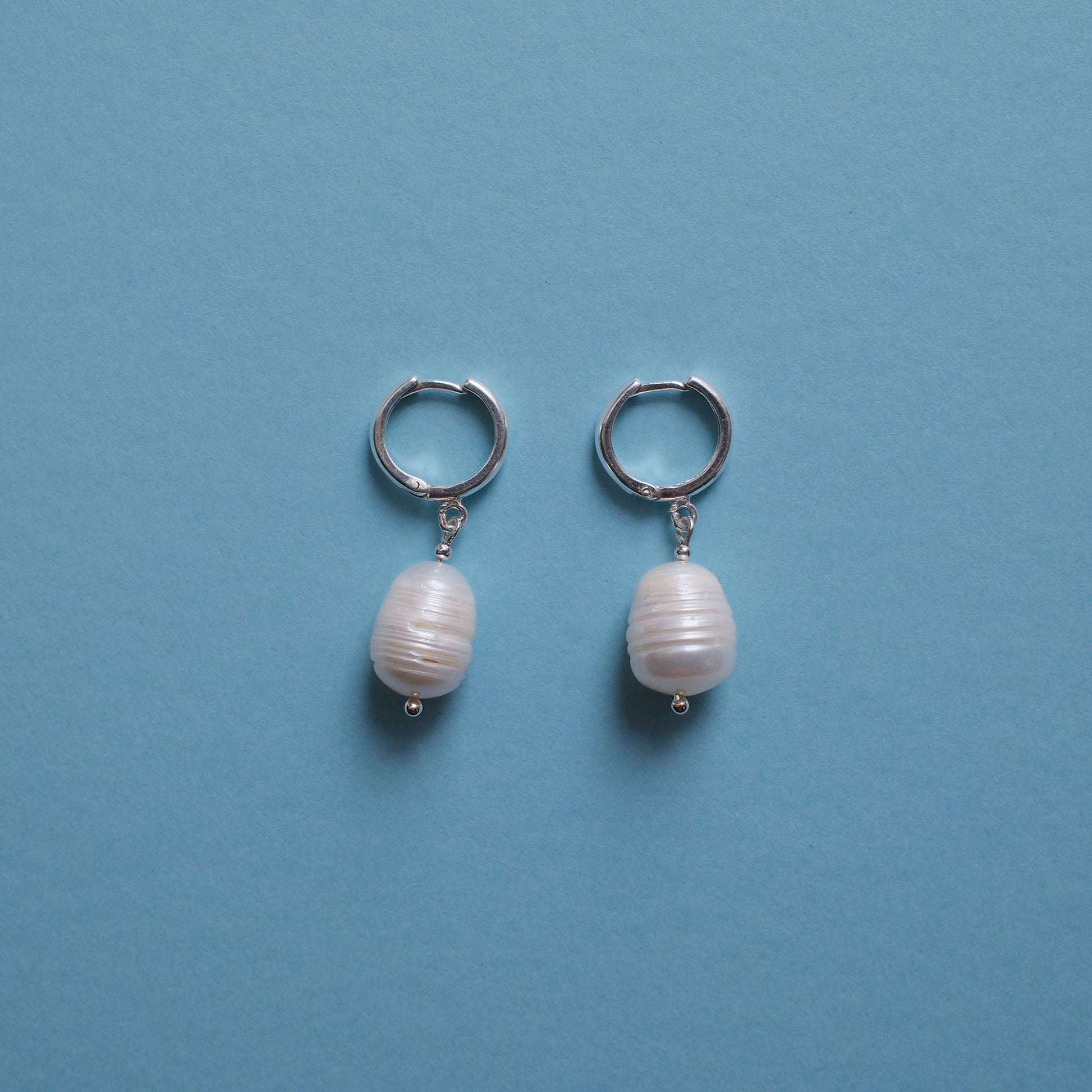 kolczyki z nieregularną perłą z zapięciem typu bigiel