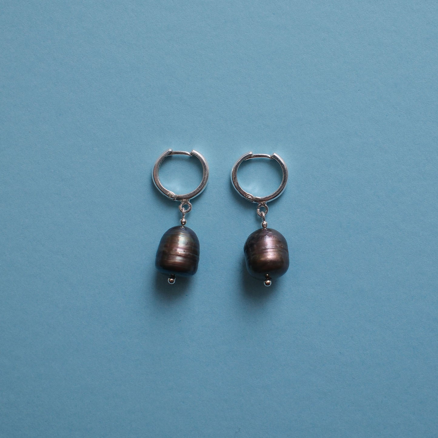 Wiszące kolczyki z metaliczną perłą