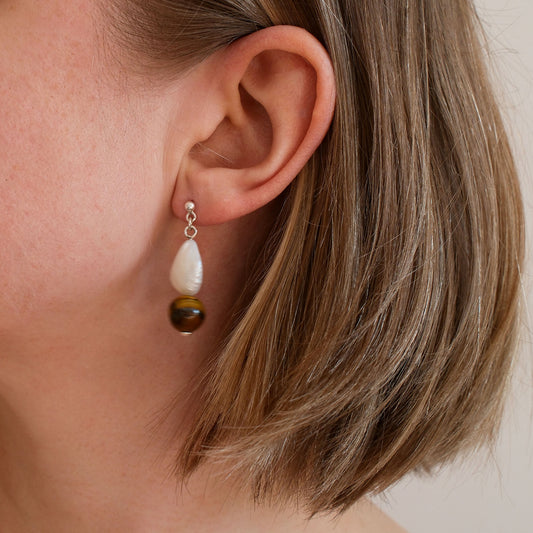 Srebrne kolczyki z perłą i tygrysim okiem