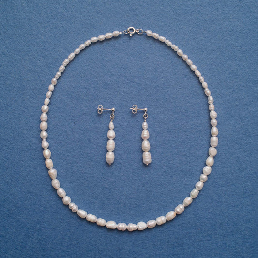 Wiszące kolczyki z drobną perłą