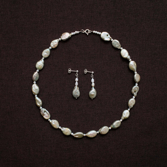 Wiszące kolczyki z metaliczną perłą