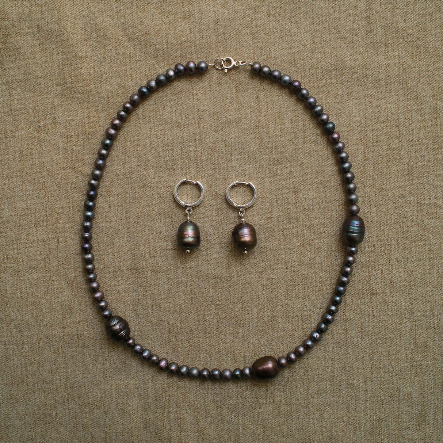 Wiszące kolczyki z metaliczną perłą