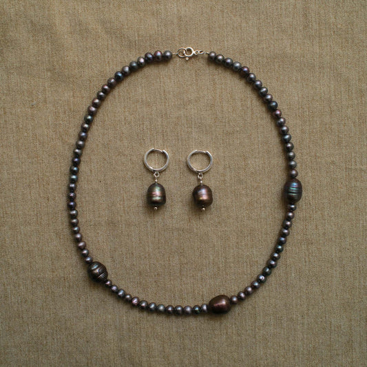 Wiszące kolczyki z metaliczną perłą