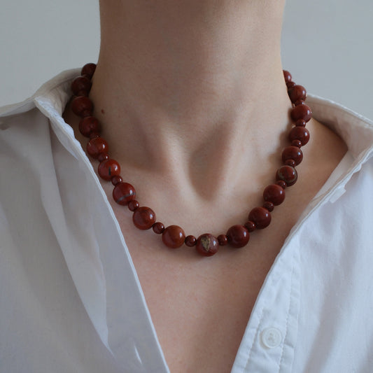 Naszyjnik z czerwonym jaspisem czerwonym na człowieku.