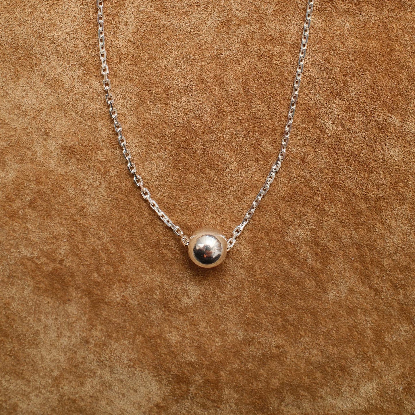 Srebrny naszyjnik z kulką