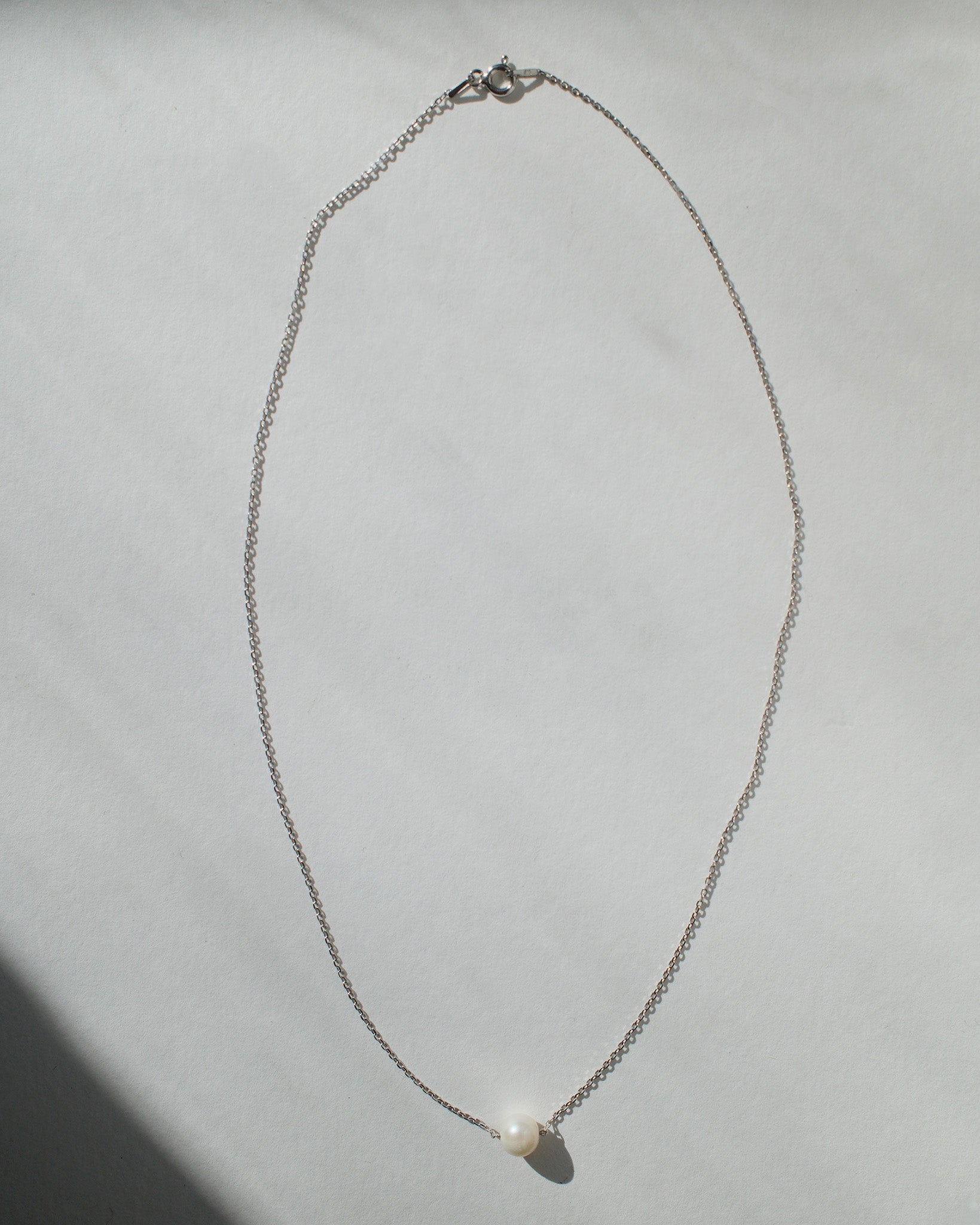 srebrny łańcuszek z perłą