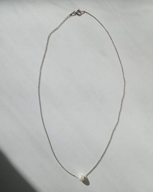 srebrny łańcuszek z perłą