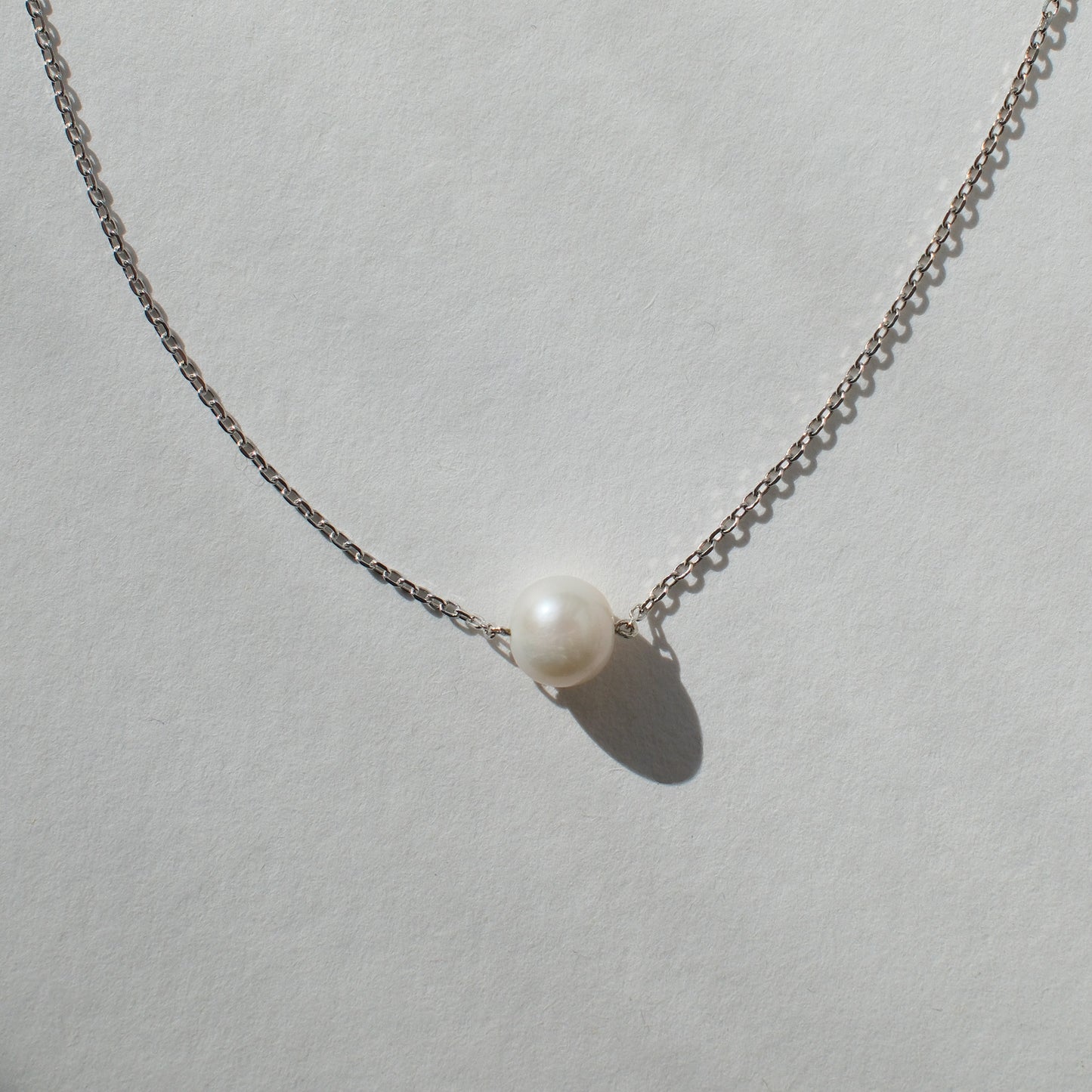 delikatny łańcuszek srebrny typu ankier z perłą