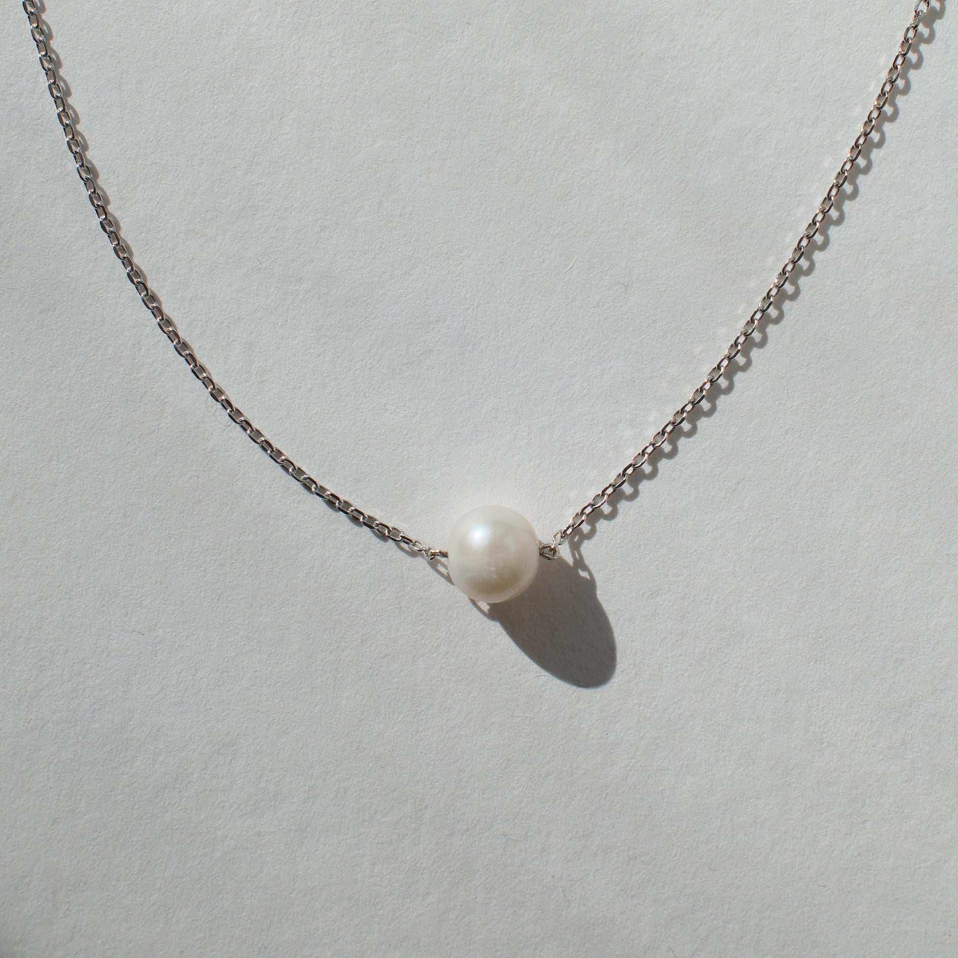 delikatny łańcuszek srebrny typu ankier z perłą