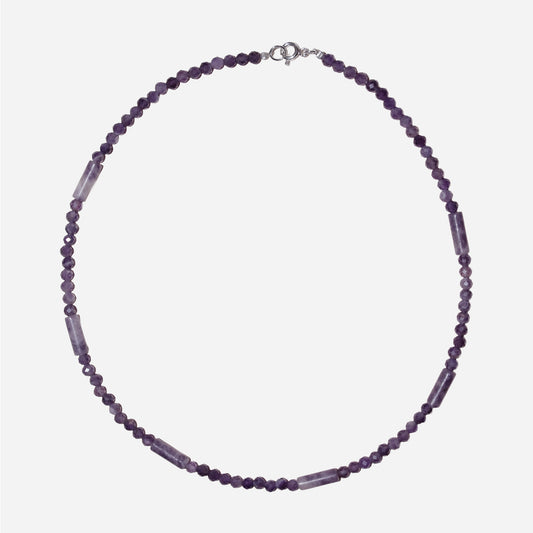 naszyjnik z fioletowego ametystu ze srebrnymi zapięciami