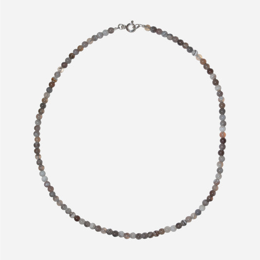 Naszyjnik z szaro-brązowych kamieni naturalnych wykończonych srebrnymi elementami.