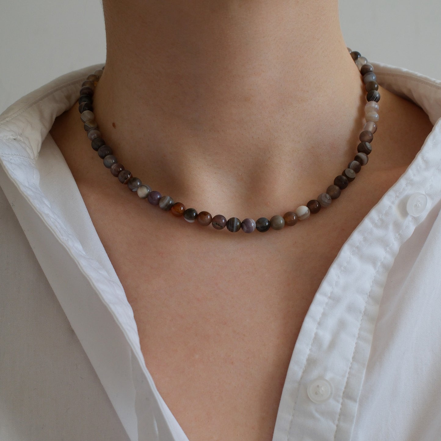 naszyjnik z kamieniami na modelce