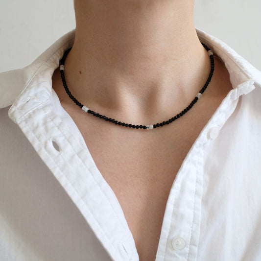 naszyjnik z kamieni naturalnych na modelce