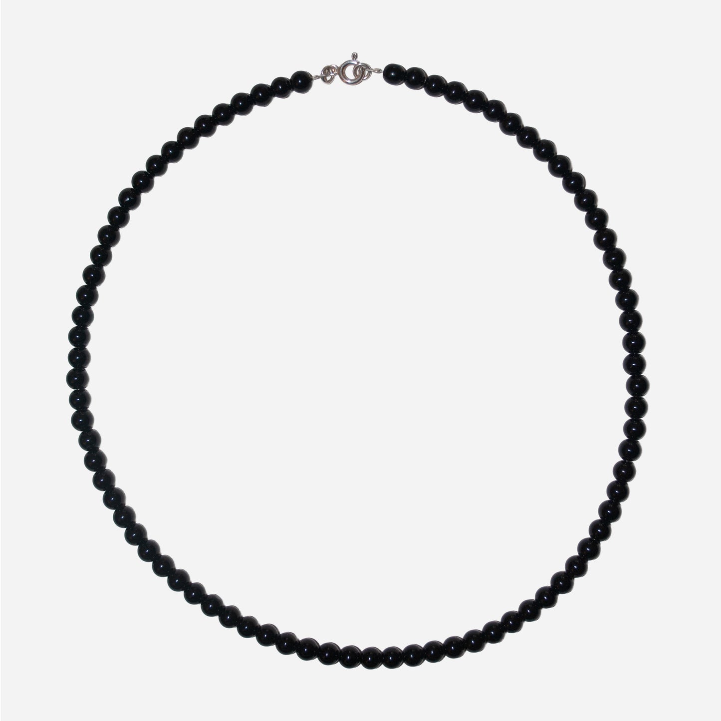 Naszyjnik z czarnym onyksem wykończony srebrnymi zapięciami.