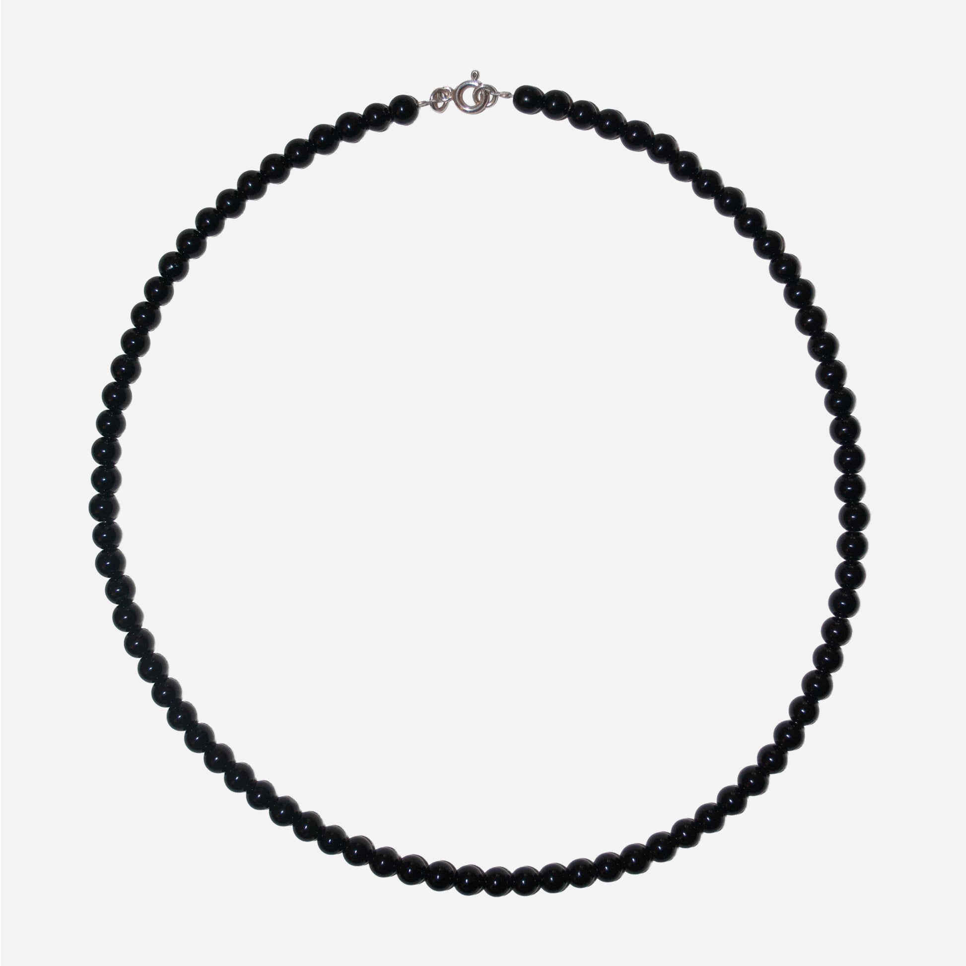 Naszyjnik z czarnym onyksem wykończony srebrnymi zapięciami.