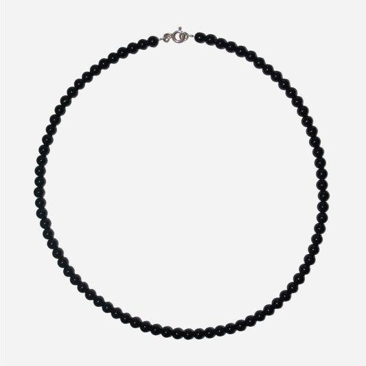 Naszyjnik z czarnym onyksem wykończony srebrnymi zapięciami.