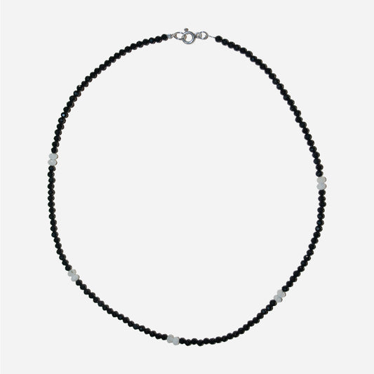 naszyjnik z czarnych i białych kamieni