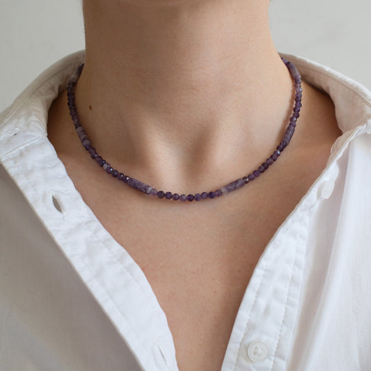 zdjęcie naszyjnika na modelce