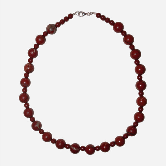 Naszyjnik z jaspisu czerwonego z różnych wielkości kulek.