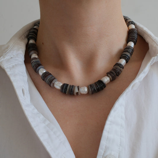 naszyjnik z muszla i perla na modelce