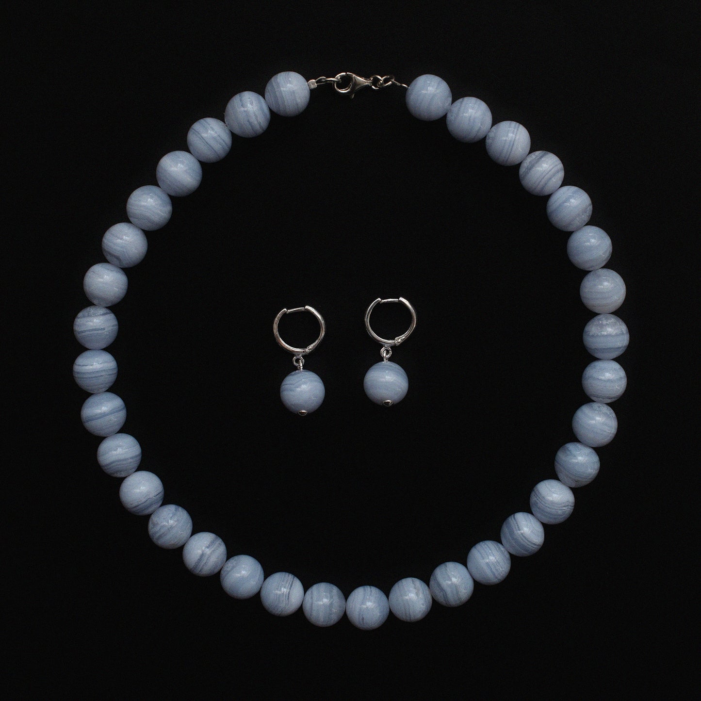 Srebrne kolczyki z niebieskim agatem